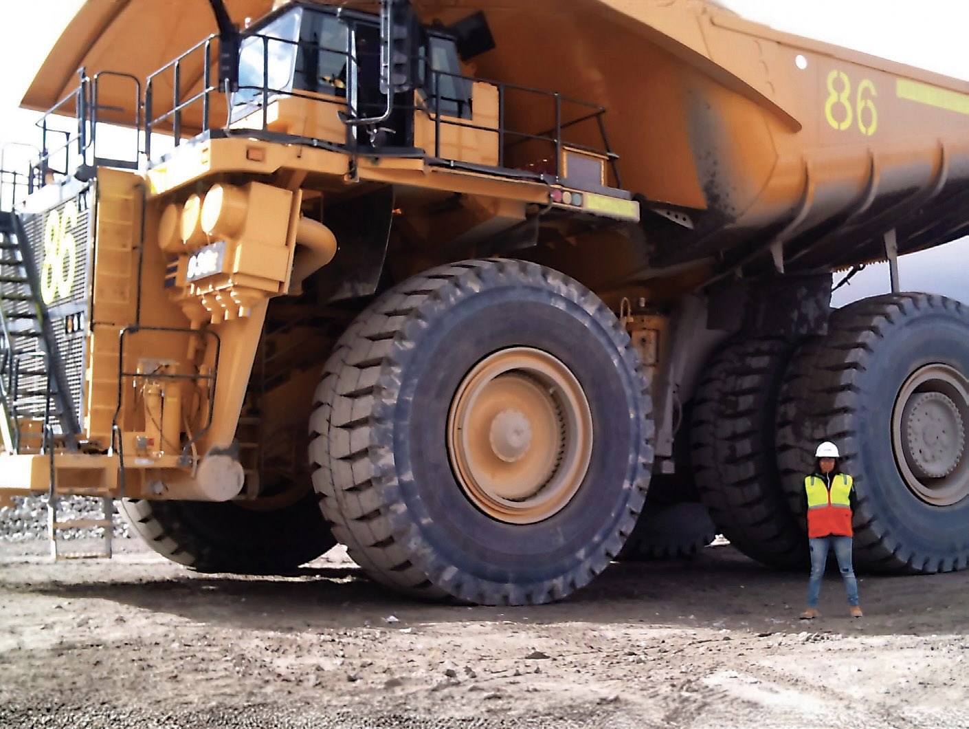 Lubrication service supervision at the Antamina pit is required 24/7, ensuring operational efficiency of mining trucks through continuous monitoring of lubrication conditions.