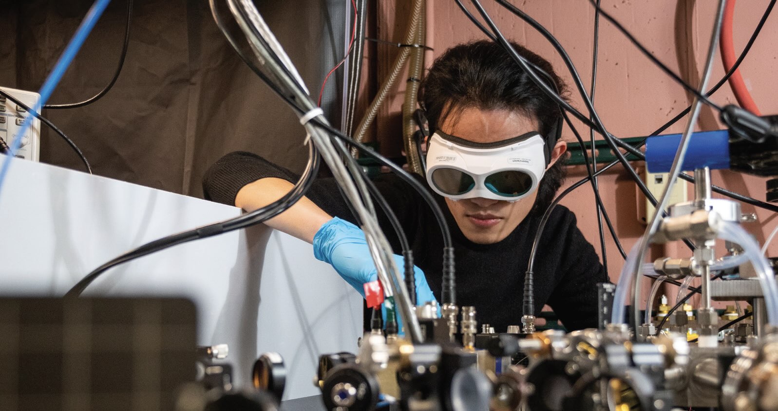he experimental setup for the new technique known as modulated ringdown comb interferometry can be used to detect and quantify substances at low concentrations in a gas